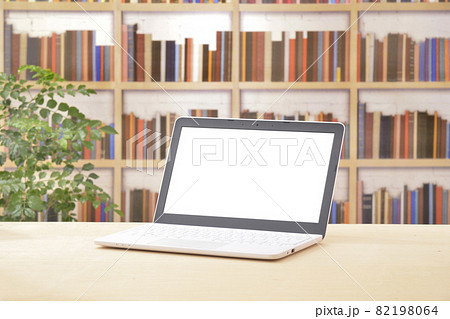 本棚を背景にしたノートパソコン 82198064