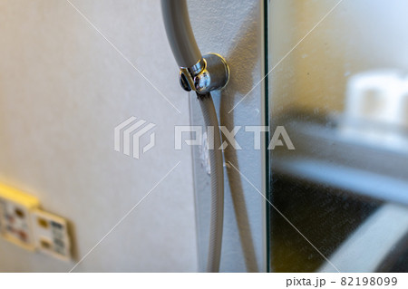 風呂のリフォーム　シャワーフックの汚れ 82198099