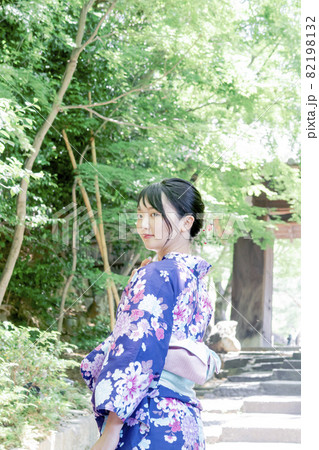 浴衣で京都を観光する女性 82198132