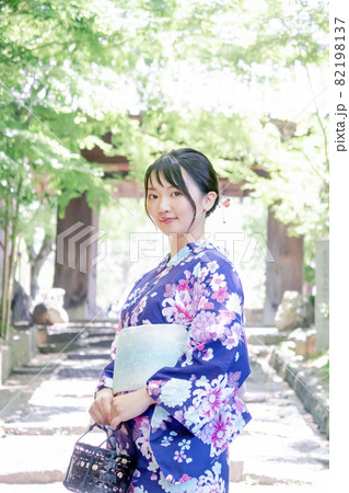 浴衣で京都を観光する女性 82198137