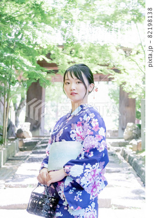 浴衣で京都を観光する女性 82198138