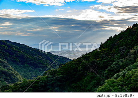 青空と雲と山の渓谷 82198597