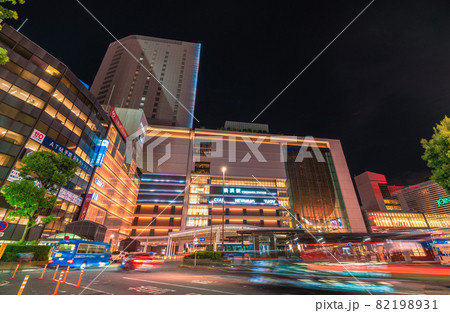 日本の横浜都市景観 美しく生まれ変わった横浜駅や屋根などを望む(夜景) 日本の横浜都市景観 美しく生まれ変わった横浜駅や屋根などを望む(夜景) 82198931