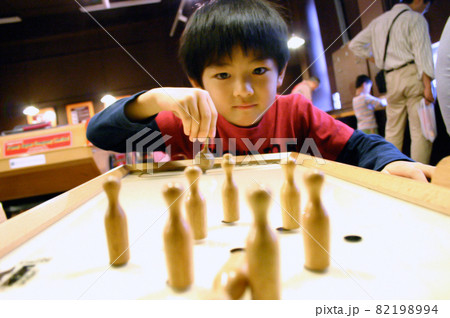 ボードゲームで遊ぶ男の子 ボードゲームで遊ぶ男の子 82198994