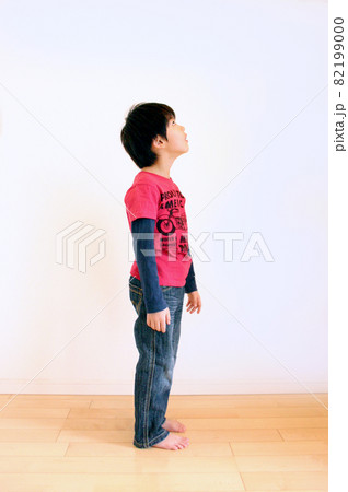 上を見つめて立ち尽くす少年 上を見つめて立ち尽くす少年 82199000
