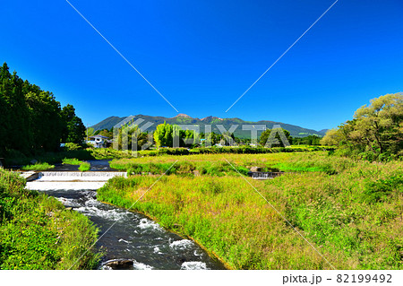 那須を流れる余笹川と茶臼岳 82199492