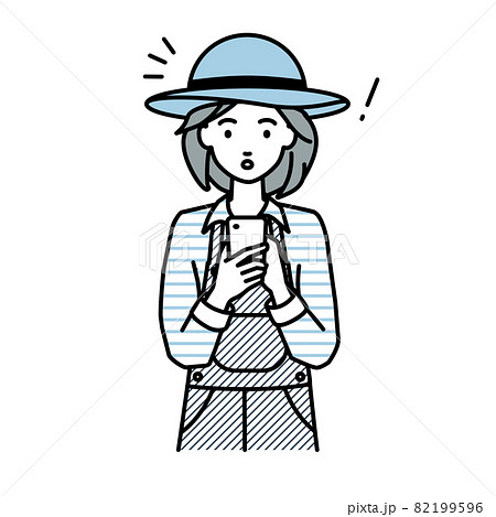 立ってスマートフォンを操作して何かに気づいて驚いた農家の女性 82199596