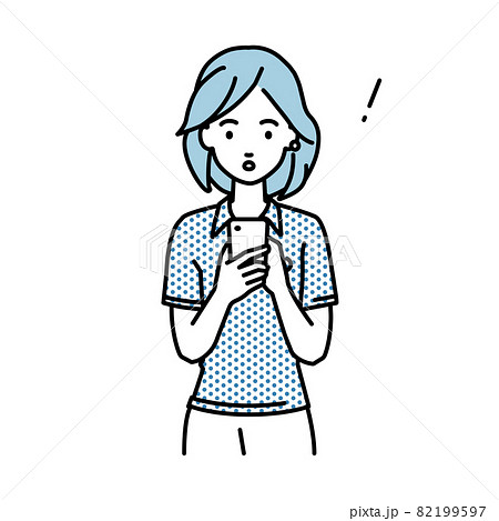 立ってスマートフォンを操作して何かに気づいて驚いたポロシャツの女性 立ってスマートフォンを操作して何かに気づいて驚いたポロシャツの女性 82199597