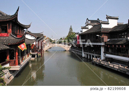 上海、七宝、運河沿いの家並、安平橋、うだつのある家、江南水郷、古鎮(古い街並みの残る風情ある町) 上海、七宝、運河沿いの家並、安平橋、うだつのある家、江南水郷、古鎮(古い街並みの残る風情ある町) 82199608