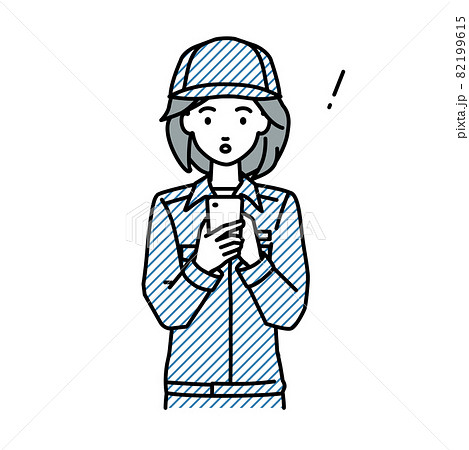 立ってスマートフォンを操作して何かに気づいて驚いた作業員の女性 82199615