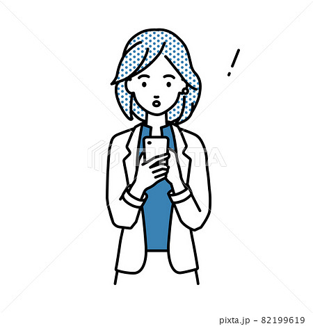立ってスマートフォンを操作して何かに気づいて驚いたジャケットの女性 立ってスマートフォンを操作して何かに気づいて驚いたジャケットの女性 82199619