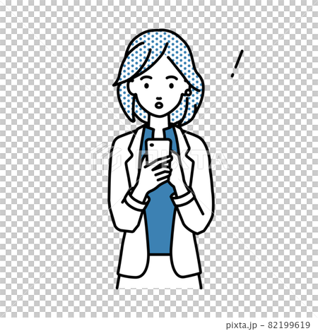 立ってスマートフォンを操作して何かに気づいて驚いたジャケットの女性 立ってスマートフォンを操作して何かに気づいて驚いたジャケットの女性 82199619