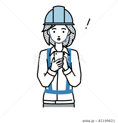 立ってスマートフォンを操作して何かに気づいて驚いた工事現場の女性 立ってスマートフォンを操作して何かに気づいて驚いた工事現場の女性 82199621