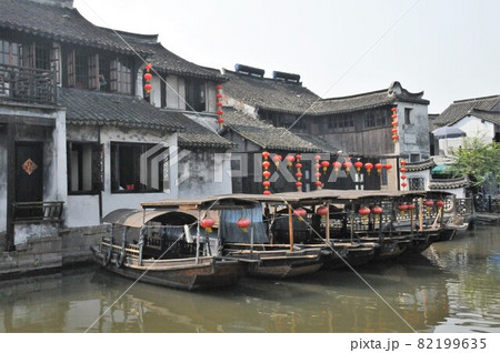 中国、浙江省、西塘、運河沿いの家並、遊覧船、江南水郷、古鎮（古い街並みの残る風情ある町） 82199635
