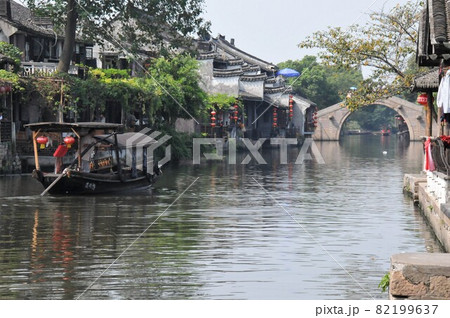 中国、浙江省、西塘、運河、遊覧船、環秀橋、江南水郷、古鎮（古い街並みの残る風情ある町） 82199637