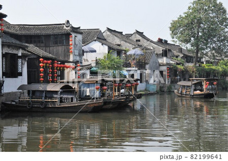 中国、浙江省、西塘、運河沿いの家並、遊覧船、江南水郷、古鎮(古い街並みの残る風情ある町) 中国、浙江省、西塘、運河沿いの家並、遊覧船、江南水郷、古鎮(古い街並みの残る風情ある町) 82199641