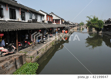 中国、浙江省、西塘、運河沿いの家並、江南水郷、古鎮(古い街並みの残る風情ある町) 中国、浙江省、西塘、運河沿いの家並、江南水郷、古鎮(古い街並みの残る風情ある町) 82199647