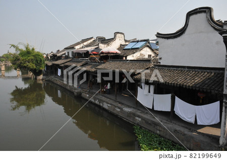 中国、浙江省、西塘、運河沿いの家並、江南水郷、古鎮(古い街並みの残る風情ある町) 中国、浙江省、西塘、運河沿いの家並、江南水郷、古鎮(古い街並みの残る風情ある町) 82199649