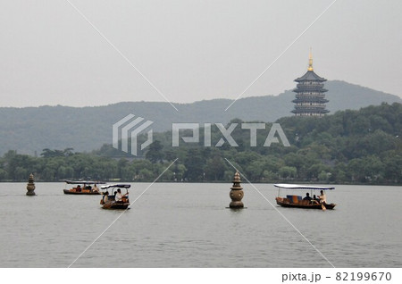 中国、杭州、西湖、湖上の石灯篭、西湖十景、三潭印月、雷峰塔の 中国、杭州、西湖、湖上の石灯篭、西湖十景、三潭印月、雷峰塔の
