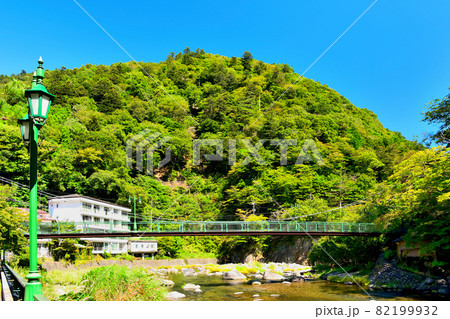 塩原温泉を流れる箒川と山ゆりの吊橋 82199932