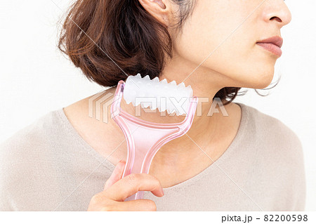 美顔ローラーを使う女性 美顔ローラーを使う女性 82200598