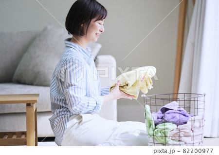 洗濯物を畳む女性 洗濯物を畳む女性 82200977