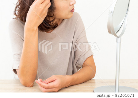 生え際を気にする女性 82201071