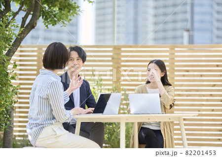 屋外テラスで打ち合わせをする人々 82201453