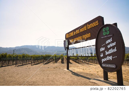 カリフォルニア、ナパバレーの入り口にあるサイン カリフォルニア、ナパバレーの入り口にあるサイン 82202765