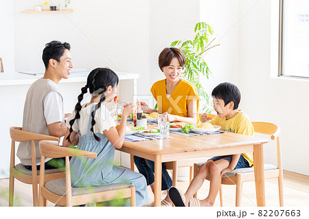 ダイニングで食事する4人家族 ダイニングで食事する4人家族 82207663