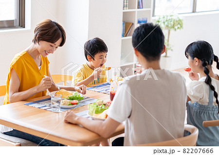 ダイニングで食事する4人家族 82207666