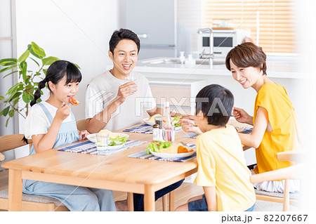 ダイニングで食事する4人家族 82207667