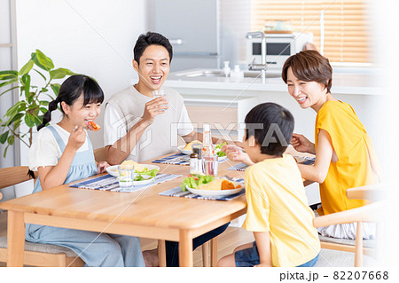 ダイニングで食事する4人家族 82207668