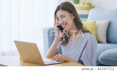 家でパソコンを操作する若い女性 82207722