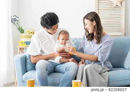 おもちゃで遊ぶ赤ちゃんと見守るパパママ(育児・子育て・家族・ファミリー) おもちゃで遊ぶ赤ちゃんと見守るパパママ(育児・子育て・家族・ファミリー) 82208037