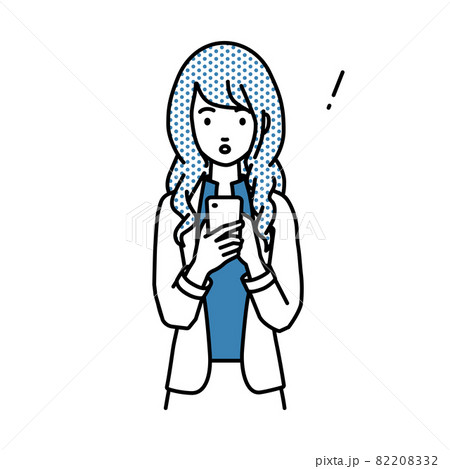 立ってスマートフォンを操作して何かに気づいて驚いたジャケットの女性 82208332
