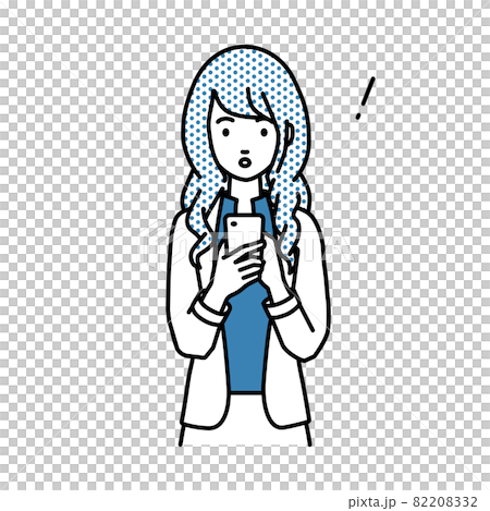 立ってスマートフォンを操作して何かに気づいて驚いたジャケットの女性 82208332