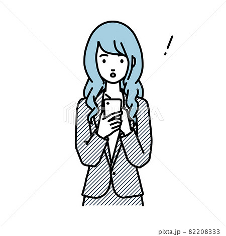 立ってスマートフォンを操作して何かに気づいて驚いたスーツの女性 82208333