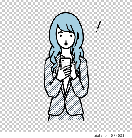 立ってスマートフォンを操作して何かに気づいて驚いたスーツの女性 82208333