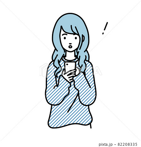 立ってスマートフォンを操作して何かに気づいて驚いたリモートワークの女性 82208335