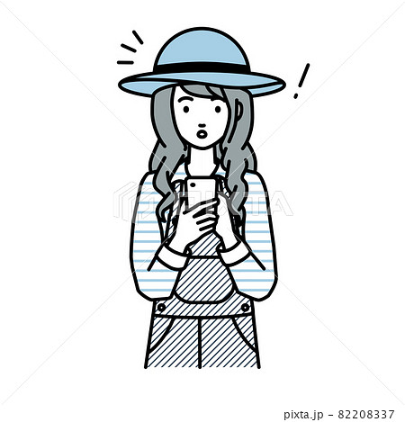 立ってスマートフォンを操作して何かに気づいて驚いた農家の女性 82208337