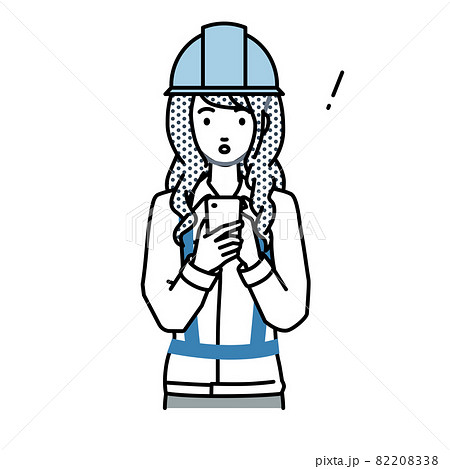 立ってスマートフォンを操作して何かに気づいて驚いた工事現場の女性 82208338