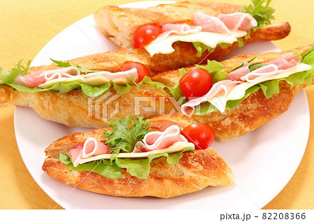 サンドイッチ　バゲット　パン　生ハム　チーズ 82208366