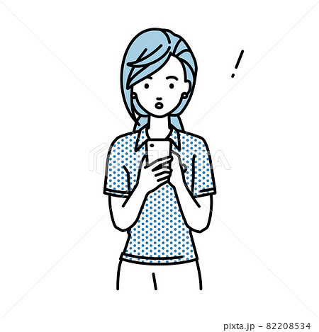 立ってスマートフォンを操作して何かに気づいて驚いたポロシャツの女性 82208534