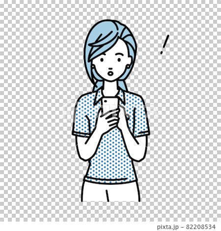 立ってスマートフォンを操作して何かに気づいて驚いたポロシャツの女性 82208534