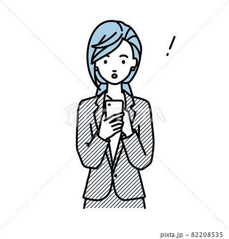 立ってスマートフォンを操作して何かに気づいて驚いたスーツの女性 82208535