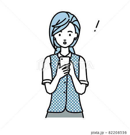 立ってスマートフォンを操作して何かに気づいて驚いた事務員制服の女性 82208536