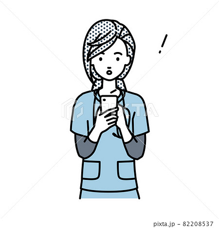 立ってスマートフォンを操作して何かに気づいて驚いた看護師の女性 82208537