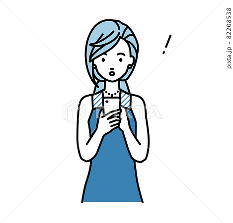 立ってスマートフォンを操作して何かに気づいて驚いたドレスの女性 82208538