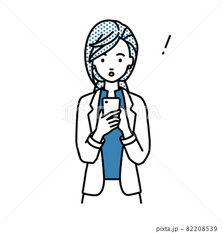 立ってスマートフォンを操作して何かに気づいて驚いたジャケットの女性 82208539